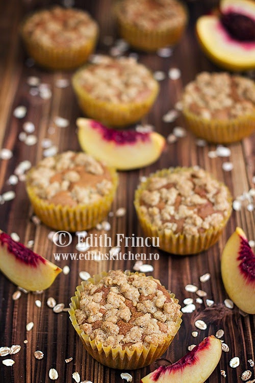 muffinscupiersici2 thumb3 1 - Muffins cu piersici si ovaz