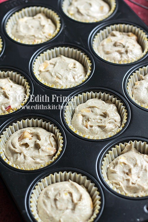 muffinsintava thumb3 1 - Muffins cu piersici si ovaz