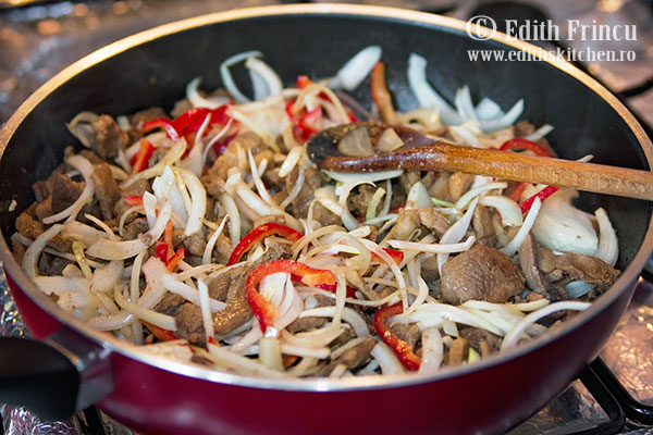 legume si carne in tigaie - Dubu kimchi