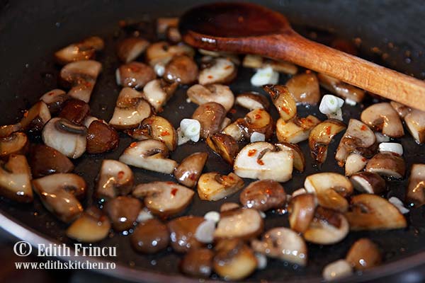 ciuperci in tigaie - Paste aglio olio cu ciuperci