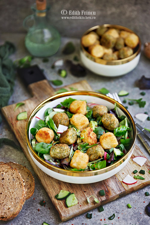 veggie tots cu salata - Chiftelute cu conopida si broccoli cu salata