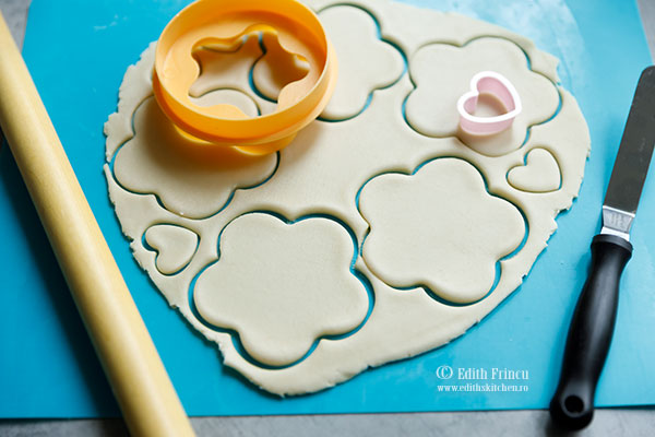 Mini tarte cu crema de branza si ciocolata aluat tarta decupat - Mini tarte cu crema de branza si ciocolata