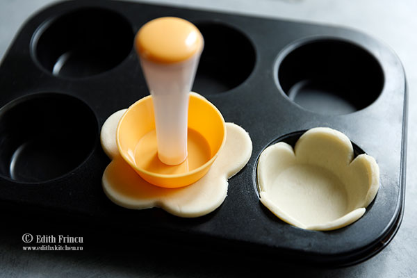 Mini tarte cu crema de branza si ciocolata mini tarte cu crema de branza si ciocolata in tava 1 - Mini tarte cu crema de branza si ciocolata